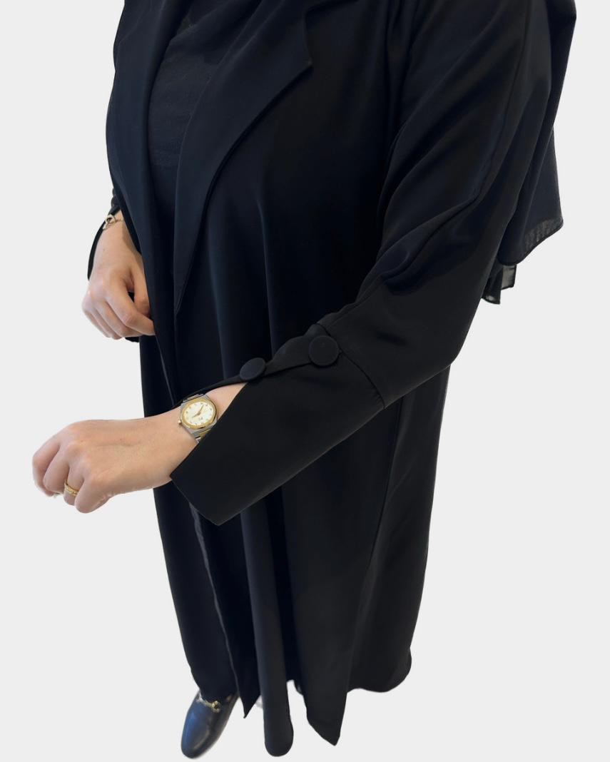 عباية باللون الاسود مع ازرار