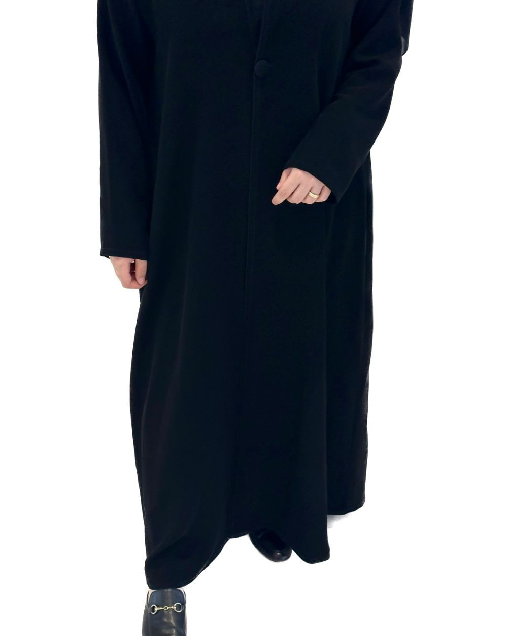 عباية باللون الاسود مع زر واحد