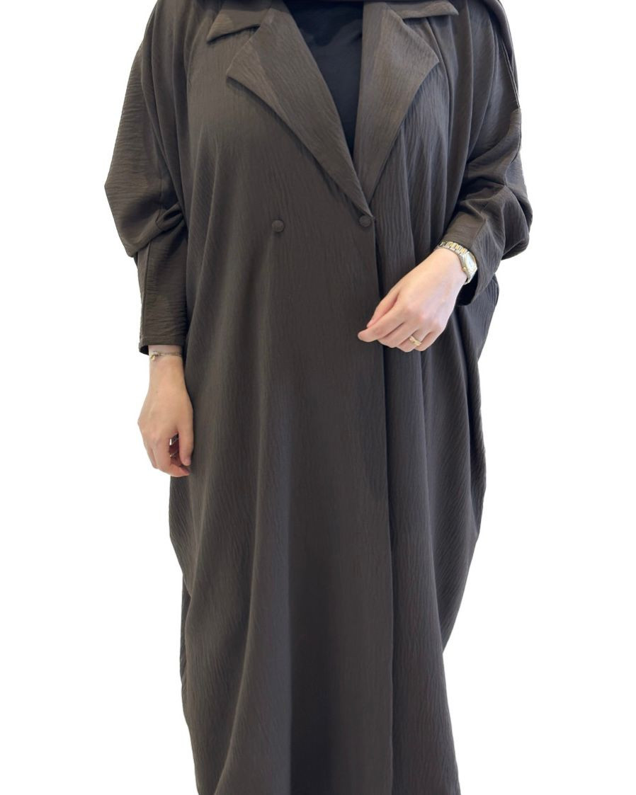 عباية باللون البني