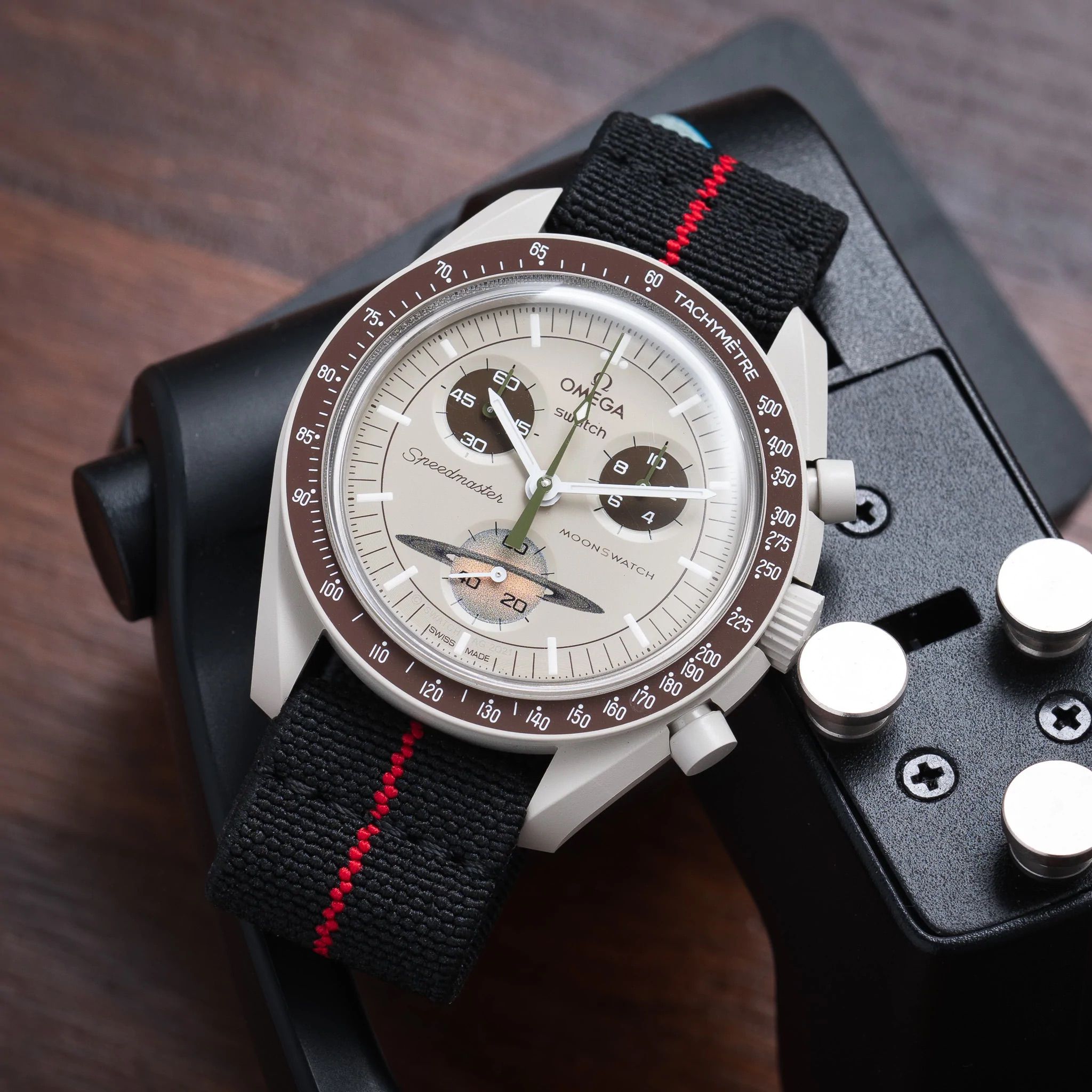 حزام ساعة اوميغا اسود و احمر