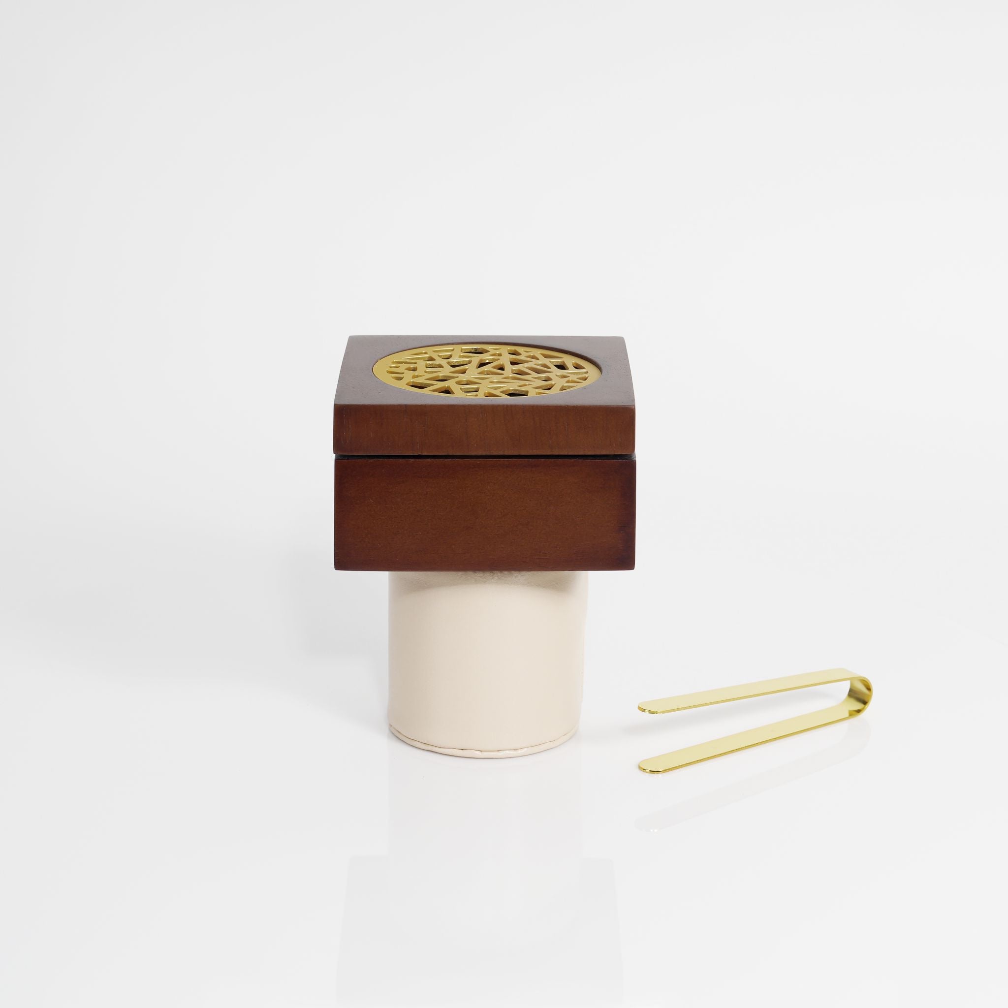 بخر خشبي مصنوع من خشب الجوز الطبيعي عبارة عن قاعده اسطوانية الشكل عليهاغطاء من الجلد يعتليها مكعب مربع مع ديكور للقاعده العلويه مصنوع من الالمنيوم